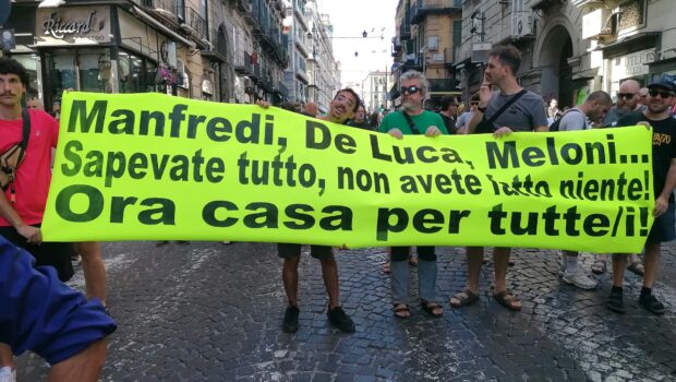 I tre morti per il crollo alle Vele di Scampia, al di là delle chiacchiere, squarciano il velo di mistificazione e silenzio sul fatto che milioni di persone, degli strati più bassi della società, non hanno una casa decente dove vivere.