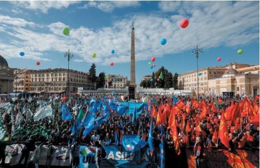 E’ stata una passeggiata, con una forza di migliaia di operai poteva essere altro. Ma sotto il controllo di funzionari sindacali compromessi, esponenti politici parolai e forze dell’ordine la rabbia non ha potuto manifestarsi. Anche perché gli interpreti veri di questa rabbia, che ci sono nelle fabbriche, non credono più a queste parate e non partecipano.