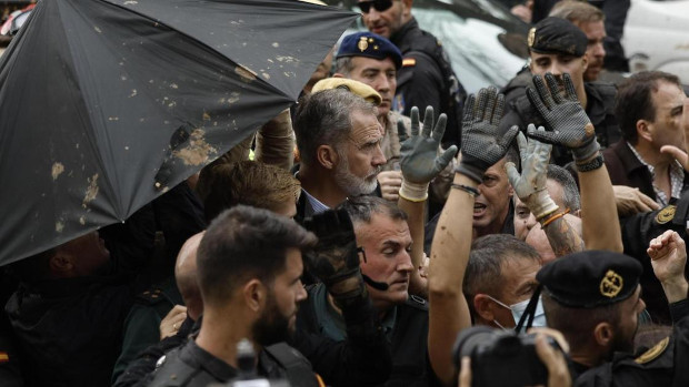 Dal disastro di Valencia alla alluvione di Catania, gli unici che hanno dato inizio ad un vero risanamento ambientale sono i manifestanti che hanno riempito di lanci di fango il re Felipe VI,  la regina e i suoi ministri.