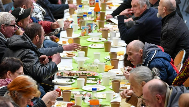 L’attricetta si è fatta bella al G20 di Rio de Janeiro nel sostenere “convintamente la lotta alla povertà”. Nel bel paese che governa, i sussidi alle fasce povere della società sono stati  ridotti del 67%. Una saldatura fra chi lavora ed è povero ed i poveri senza lavoro produrrà una reazione sociale che metterà fine alla recita a soggetto del capo del governo.