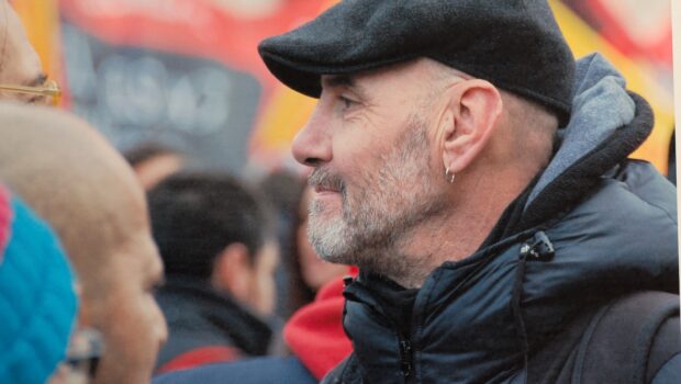 Un anno fa, il 21 aprile moriva Dario. La sua mancanza invece di attenuarsi si fa sentire più forte. C’è ancora più bisogno di lotte operaie dure e lui era capace di organizzarle e condurle sempre in prima fila, senza nessun cedimento. C’è ancora più bisogno di sostenere i popoli in lotta per la liberazione dall’imperialismo e lui ha sempre sostenuto che: o gli operai sono internazionalisti o non sono nessuno. C’è sempre più bisogno di mettere un ordine mentale nella piccola borghesia alternativa, che critica il sistema senza mai arrivare alla prospettiva della conquista del potere da parte operaia. Lui era capace di condurre la lotta teorica per questo fine, anche per strada, anche gridando. Pubblicare le foto che lo ritraggono è come averlo ancora al nostro fianco.