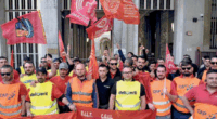 200 dipendenti messi in cassa integrazione. Una rappresaglia per metterli in contrasto con gli autisti-facchini che sono in sciopero per salari più alti e migliori condizioni di lavoro. Possono rendere i supermercati sempre più sfavillanti, social, ma i metodi per piegare gli operai sono gli stessi da 150 anni.