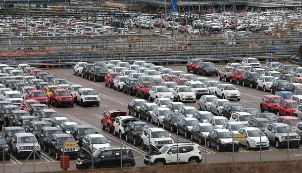 Sulla ristrutturazione del settore auto ognuno fa proposte su come uscirne, su come difendere imprese e lavoratori, sulla reindustralizzazione. Nascondono o non hanno coscienza di un piccolo particolare, il padrone non può far altro che il padrone, a meno che lo si elimini, e l’operaio fino a quel giorno non può far altro che resistere, organizzandosi per rovesciarlo.