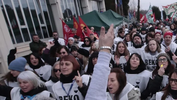 Un accordo che lascia l’amaro in bocca. Un boccone ammorbidito per cinque mesi e fatto ingoiare agli operai come una vittoria storica. E’ facile ottenere la maggioranza facendo votare gli operai su un accordo senza alternativa. I reali contenuti si vedranno presto.