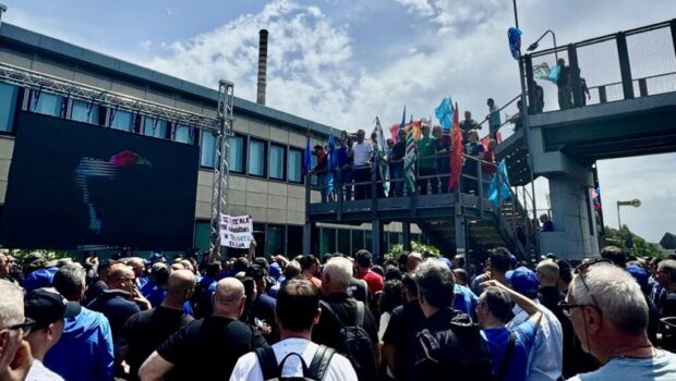 Non c’è ragione che siano ancora gli operai a pagare per responsabilità di manager e azionisti  privati e pubblici per la crisi dell’ex Ilva e del siderurgico di Taranto in particolare. C’è un solo mezzo per far arrivare questo messaggio: una prova di forza degli operai.