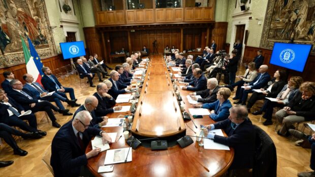 L’8 maggio, dopo 4 ore di chiacchiere sulla sicurezza sul lavoro sono usciti tutti sorridenti, i capi sindacali e i rappresentanti del governo. I primi si sono accontentati di una promessa generica di rivedere il sistema degli appalti e un inasprimento delle pene, gli altri hanno deciso di finanziare i padroni per attuare misure di sicurezza che già, a loro spese, avrebbero dovuto applicare. La strage non si fermerà.