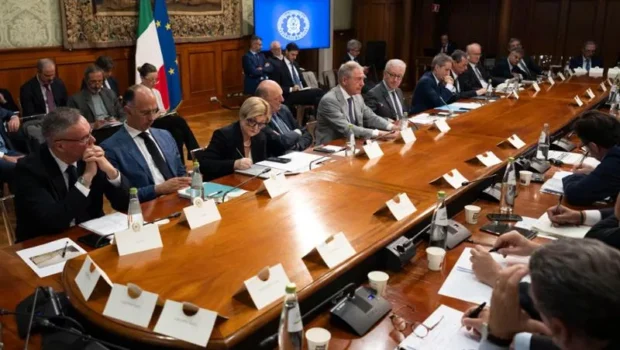 Governo nazionale, enti locali e sindacati stanno decidendo come salvare lo stabilimento siderurgico di Taranto al prezzo della cassa integrazione per 4000 dipendenti. Poi lo venderanno al miglior offerente, che si incaricherà di completare l’opera con i licenziamenti. Gli operai sono disposti ad assistere al proprio sacrificio come inermi spettatori o metteranno in campo tutta la forza necessaria per non farsi mandare al macello?