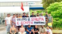 Gli operai imparano lottando. Un grande insegnamento viene dalle fabbriche dell’area industriale di Forlì, in cui si producono divani. Imporre ai padroni il rispetto dei contratti, anche se è importante, non basta. Bisogna impedire poi che questi scappino via in cerca di operai ancora disposti a farsi supersfruttare. Il primo passo per questo è non fidarsi mai di questi irriducibili nemici degli operai., pronti ad impedire ogni tentativo di smantellamento della fabbrica.