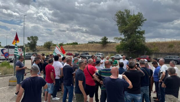 La temporanea conclusione della lotta degli operai della PMC di Melfi è una importante lezione per tutti gli operai dell’indotto Stellantis, che stanno imparando celermente. Lo dimostra la cacciata dall’assemblea dei segretari regionali dei sindacati che hanno apertamente boicottato lo sciopero