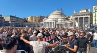 Riconoscere ai disoccupati, dopo anni di lotte, la semplice miseria di tirocini a 600 € al mese, era troppo per il governo del “popolo”. Ai disoccupati l’ennesima vessazione: il click day per la candidatura al tirocinio. Una trappola per escludere centinaia di disoccupati. Con il blocco del sistema è esplosa la rabbia e alla trappola è seguita la repressione violenta contro le legittime proteste dei disoccupati.