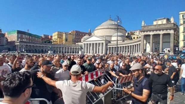 Riconoscere ai disoccupati, dopo anni di lotte, la semplice miseria di tirocini a 600 € al mese, era troppo per il governo del “popolo”. Ai disoccupati l’ennesima vessazione: il click day per la candidatura al tirocinio. Una trappola per escludere centinaia di disoccupati. Con il blocco del sistema è esplosa la rabbia e alla trappola è seguita la repressione violenta contro le legittime proteste dei disoccupati.