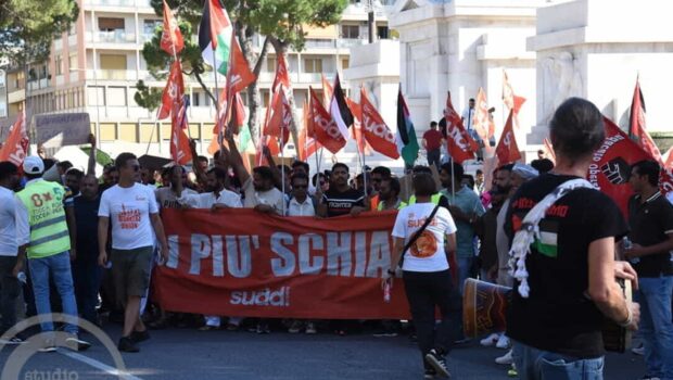 Multinazionale GRUPPO 8 distretto di Forlì. Dopo mesi di dure lotte il padrone firma un accordo col sindacato, in Prefettura per non chiudere lo stabilimento ed evitare i licenziamenti. A giugno ne fa carta straccia. Il fatto grave è che nessuno fra istituzioni e capi sindacali mette in campo la forza necessaria per farglielo rispettare. Toccherà agli operai riprendere la lotta, più dura di prima.