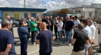 Un’iniziativa autonoma di una buona parte degli operai della Pmc per fronteggiare i licenziamenti. Chiedono con una lettera aperta di tornare a far parte di Stellantis, furono esternalizzati con la scusa di necessità tecno produttive ed oggi non sono figli di nessuno.
