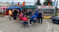 Operai della PMC di Melfi cercano nuove strade per opporsi ai licenziamenti, non sono andati a casa, sono in presidio permanente davanti alla fabbrica e sono decisi  a continuare: “il problema lo ha creato Stellantis e Stellantis lo deve risolvere”. 