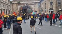 Qui non valgono giri di parole, promesse, solidarietà politica di facciata e tanto meno la polizia in assetto antisommossa. Qui conta solo un obiettivo chiaro il piano di chiusura o ridimensionamento degli stabilimenti deve essere ritirato, qui conta la forza e gli operai la stanno mettendo in campo. Al governo la scelta.