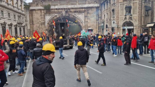 Qui non valgono giri di parole, promesse, solidarietà politica di facciata e tanto meno la polizia in assetto antisommossa. Qui conta solo un obiettivo chiaro il piano di chiusura o ridimensionamento degli stabilimenti deve essere ritirato, qui conta la forza e gli operai la stanno mettendo in campo. Al governo la scelta.