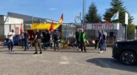 Il governo nasconde le crisi industriali con migliaia di licenziamenti, propone, ritira, ripropone sotto banco, colpi alla condizione operaia. Dalla pugnalata al recupero dei salari rubati, alla limitazione degli scioperi, all’allungamento dell’età pensionabile …
