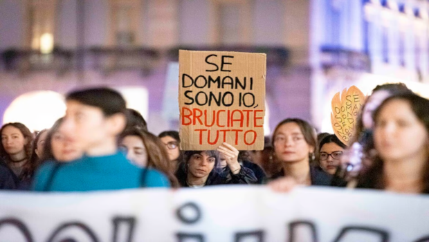 L’accordo tra la  Meloni e la segretaria del PD Schlein, sull’articolo 609 bis del codice penale  sul reato di stupro , venduto troppo presto come una  “storica vittoria”, e’ saltato! La Bongiorno, a nome del governo, modifica il testo e condanna le donne a doversi giustificare