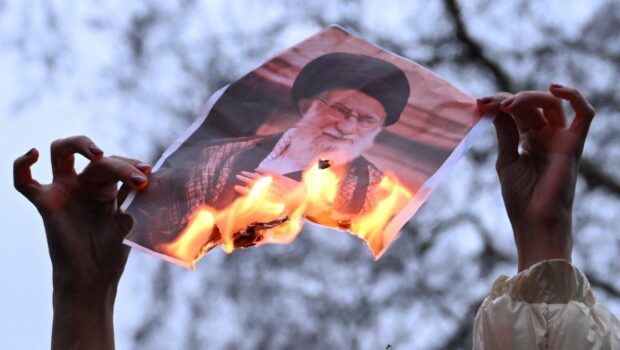 È ancora in atto il blocco delle comunicazioni; dalla notte di domenica 11 gennaio non arrivano più messaggi  dall'Iran. Sono migliaia i morti fra i manifestanti ma ciò non ferma la protesta che cerca nuove forme di difesa e organizzazione.