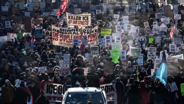 Prima lezione. Il colpo più duro a Trump è arrivato dalle rivolte di Minneapolis. Seconda lezione. Altro che lamentele sullo smantellamento dei sacri principi democratici, non esiste altra via che la rivolta. Terza lezione. Trump è il capitalismo senza maschera, invita alla resa dei conti con questo sistema, ci sarà.