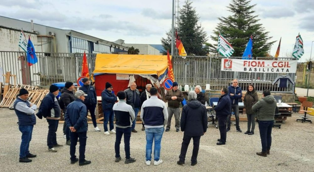 La novità è che sono gli operai stessi a fare un bilancio della loro lotta, ad indicare la soluzione possibile oltre i soliti riti degli incontri al MIMIT fra una Stellantis che nemmeno si presenta al tavolo, i rappresentanti della regione Basilicata e le forze sindacali che oltre i soliti generici impegni non riescono a portare a casa nessun risultato. Il presidio continua indistruttibile.