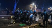 La libertà di parola è sospesa. I fatti di Torino devono essere raccontati come ha deciso il governo e i suoi propagandisti. Guai a chi solleva dubbi. Anche gli oppositori politici si sono subito allineati. Ma il mondo che sta sotto, che vive nelle fabbriche e nelle periferie sa come sono andate veramente le cose, sa da dove viene la violenza vera, quella che funziona per impedire ogni ribellione riuscendoci però sempre meno.