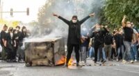 La scorsa settimana si sono aperte le porte dell'inferno nelle città iraniane. Tra le migliaia di caduti, di tutti i ceti sociali, molti giovani operai. I manifestanti, isolati dal mondo, opponendosi a mani nude agli assassini, sono stati costretti a ritirarsi. La loro esperienza di lotta di strada non andrà persa e questa volta molti più sgherri del regime non potranno festeggiare i loro crimini, sono rimasti sulla strada, senza onore.