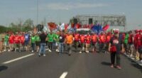 I tafferugli di Torino usati per cercare di limitare ogni protesta in inutili processioni per vie secondarie delle città sotto lo stretto controllo di blindati e poliziotti in tenuta da guerra. E’ chiaro che chi vuol far sentire le proprie ragioni è costretto a rompere questo schema. Allora c’è il manganello e la galera. Gli operai di Bologna lo hanno già sperimentato, denunciati per una protesta sull’autostrada, per il contratto di lavoro.