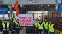 Lo spazio per le sceneggiate dei capi sindacali è ridotto a zero. Piccoli rinvii, promesse di reindustrializzazione servono solo ai sindacalisti  per sbandierare vittorie inesistenti. I padroni picchiano duro e la loro arma è la lettera di licenziamento. O la resistenza diretta degli operai per gli operai o la sconfitta sicura.