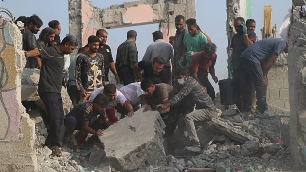 Dall’attacco USA-Israele, alla risposta dell’Iran la guerra si sta allargando. Il governo italiano grande servitore di Trump finirà per farsi coinvolgere direttamente. Il diritto internazionale è carta straccia, vale solo la forza. Se vale solo la forza, chi paga le guerre con fame, morte e distruzioni può usare la forza per fermarli. Da oggi.