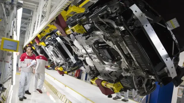 Appena rientrati dalle feste pasquali gli operai si trovano con un aumento di cadenza da 350 a 380 auto a turno. Nel silenzio più assoluto dei sindacati firmatutto e della FIOM che fa finta di vigilare.