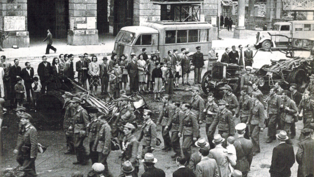Dalla resa a Genova del generale Meinhold all’operaio Remo Scappini, alla nascita della Volante Rossa di Lambrate-Milano. Il giorno della liberazione inteso come una tappa e non un fine spinse tanti operai partigiani ad intraprendere una nuova lotta contro la restaurazione in atto. Furono sconfitti, ma si impara più dalle sconfitte che da vittorie false e a buon mercato.