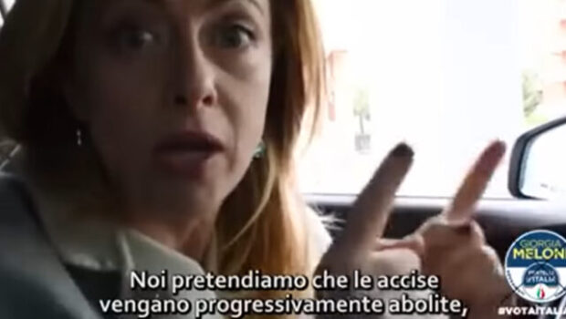 Dalla sconfitta al referendum, alla batosta del suo amico Orban, al benservito dell’innamorato americano, la Meloni come un pugile suonato tira pugni a vuoto e parla a vanvera dei risultati positivi del  governo. Ma aumento incontrollato dei prezzi, bassi salari e disoccupazione la metteranno KO