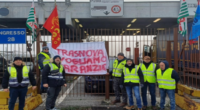 Dapprima Stellantis non compare come responsabile dei licenziamenti nell’indotto. Poi, come alla Transnova, se gli operai si oppongono e organizzano proteste che toccano anche Stellantis,  questa mobilita subito  il braccio legale pronto all’uso, il  tribunale di Torino ordina la sospensione immediata di ogni agitazione.