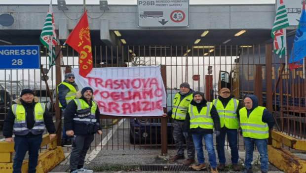 Dapprima Stellantis non compare come responsabile dei licenziamenti nell’indotto. Poi, come alla Transnova, se gli operai si oppongono e organizzano proteste che toccano anche Stellantis,  questa mobilita subito  il braccio legale pronto all’uso, il  tribunale di Torino ordina la sospensione immediata di ogni agitazione.