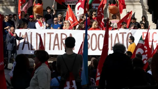 La “nuove linee guida” introdotte dal ministro leghista dell’Istruzione e del merito aumentano ulteriormente la distanza e la differenza fra gli istituti tecnici e professionali e i licei. I primi per addestrare i figli delle classi subalterne al lavoro sfruttato e precario, i secondi per formare i figli delle élite borghesi a una "missione di civiltà" funzionale alla retorica di guerra.