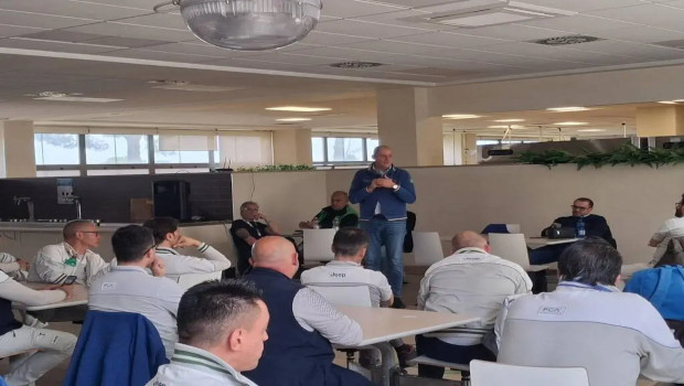Attorno a Stellantis di Melfi, sia nello stabilimento centrale che nell’indotto, sta venendo in luce un nuovo interessante fenomeno, la ricerca degli operai di una loro autonoma iniziativa per resistere alle scelte dei manager industriali che li vogliono o licenziati o spremuti come limoni fino allo sfinimento fisico.