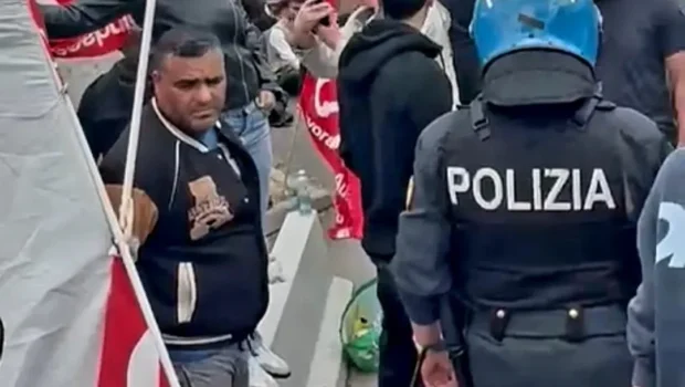 Un delegato sindacale del Si-Cobas licenziato per rappresaglia, gli operai rispondono con lo sciopero e il picchetto. Interviene la forza pubblica e sgombera a manganellate, nel silenzio dei sindacati “più rappresentativi” e delle forze politiche della “democratica” Bologna.