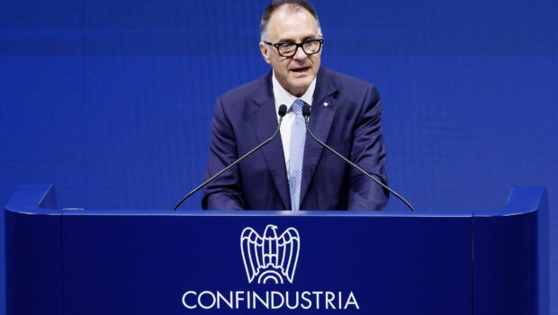 Orsini, il presidente di Confindustria ha denunciato salari troppo bassi, come se loro, i padroni, non ne fossero i diretti responsabili. L’obiettivo è chiaro: sia lo Stato ad integrarli con l’intervento fiscale, così “loro” si garantiscono i profitti e il consumatore operaio ha qualche briciola in più, che si paga lui stesso attraverso una riduzione dei servizi sociali.