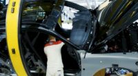 Stellantis Pomigliano, il 26 maggio gli addetti al reparto plastica incrociano le braccia fermando la produzione. Col caldo insopportabile non si può lavorare. Il giorno dopo RSA e Rls della FIOM, quelli più cattivi, scoprono “che l'unica soluzione accettabile è l'accensione degli impianti di climatizzazione”. Grazie!