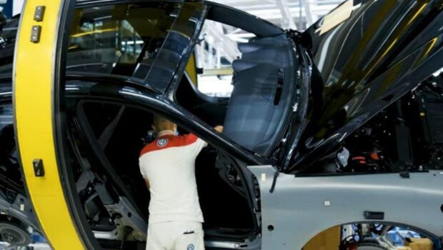 Stellantis Pomigliano, il 26 maggio gli addetti al reparto plastica incrociano le braccia fermando la produzione. Col caldo insopportabile non si può lavorare. Il giorno dopo RSA e Rls della FIOM, quelli più cattivi, scoprono “che l'unica soluzione accettabile è l'accensione degli impianti di climatizzazione”. Grazie!