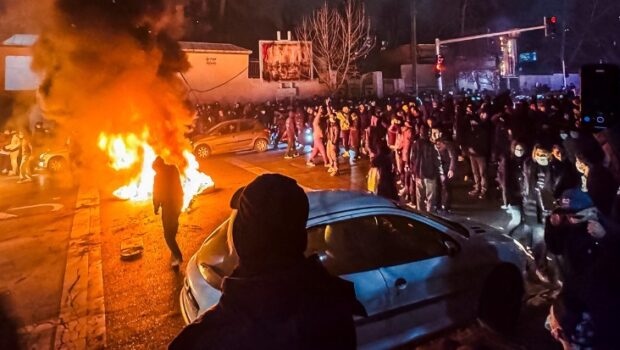 Si doveva mettere in conto che l’aggressione USA- Israeliana all’IRAN avrebbe avuto come effetto lo smantellamento da parte del regime di ogni movimento di protesta interno. La propaganda contro i nemici esterni copre una repressione sempre più dura, inflazione e licenziamenti. 