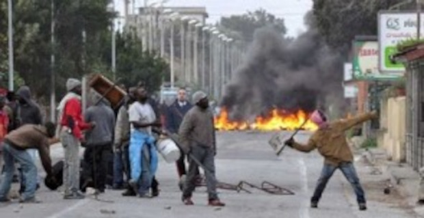 La strage di Amendolara si spiega in un metodo strutturato per lo sfruttamento nell’agricoltura calabrese di oltre 11mila braccianti stranieri, metodo che tutti conoscono, che alcuni denunciano, ma nessuno mette veramente in discussione. Salvo poi svegliarsi ai fuochi di Rosarno. La soluzione al problema non verrà dall’alto ma dal basso profondo.