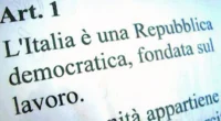 Quando a fondamento della Repubblica misero il lavoro, senza liberarlo dal padrone, condannarono gli operai ad una schiavitù che 80 anni di palliativi non hanno abolito.  Anzi, oggi si presenta brutale  e senza veli ed investe tutti i luoghi del lavoro a salario. L’intervento di qualche magistrato non cambia la sostanza, la evidenzia solo ancora di più. 