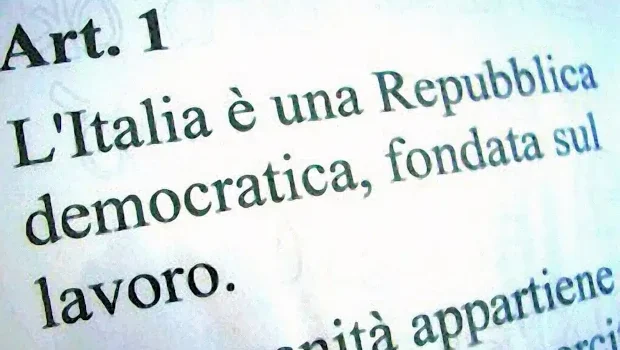 Quando a fondamento della Repubblica misero il lavoro, senza liberarlo dal padrone, condannarono gli operai ad una schiavitù che 80 anni di palliativi non hanno abolito.  Anzi, oggi si presenta brutale  e senza veli ed investe tutti i luoghi del lavoro a salario. L’intervento di qualche magistrato non cambia la sostanza, la evidenzia solo ancora di più. 
