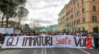 Dalle trombonate sulla patria-nazione, alla bella fatica degli schiavi, all’amore idealizzato non corrisposto che il patriarcato porta a giustificazione della violenza sulle donne, la gioventù deve adeguarsi all’obbedienza cieca all’autorità costituita. Ma non basteranno quattro righe di professori asserviti al governo a cancellare la protesta sociale delle nuove generazioni.