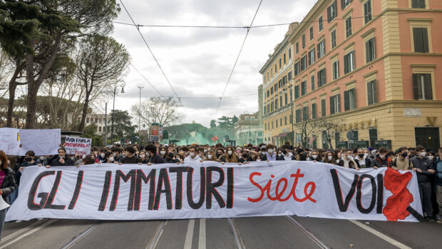 Dalle trombonate sulla patria-nazione, alla bella fatica degli schiavi, all’amore idealizzato non corrisposto che il patriarcato porta a giustificazione della violenza sulle donne, la gioventù deve adeguarsi all’obbedienza cieca all’autorità costituita. Ma non basteranno quattro righe di professori asserviti al governo a cancellare la protesta sociale delle nuove generazioni.