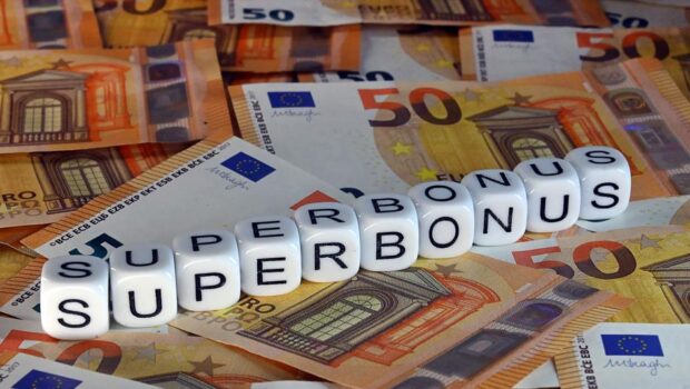 Ricchi guadagni per imprenditori, banche, tecnici e classe media e debiti per gli altri. Questo è il risultato del superbonus, a dimostrazione che governi e partiti in parlamento servono solo gli interessi delle classi superiori