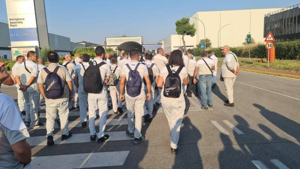 Pubblichiamo qui un articolo di Basilicata24.it del 22 luglio. Le condizioni di repressioni, ricatti e discriminazioni che subiscono da anni gli operai Stellantis, in particolare quelli di Melfi, sono note oramai a tutti, così come sono note le responsabilità che su questo hanno i sindacati, firmatutto e no, che in tutti questi anni non hanno organizzato nessuna vera risposta di lotta. E’ evidente allora che la sola denuncia, anche se importante, non basta. Tocca agli operai ribellarsi.