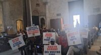 Questo è ciò che ci dicono i braccianti immigrati piegati al lavoro nelle campagne, ammassati nelle baraccopoli, uccisi se osano protestare. Lo dicono ai democratici che del diritto del lavoro hanno fatto una frase fatta, agli stessi sindacati nazionali bravi a scrivere comunicati di fuoco, ed anche agli operai schiavi nelle fabbriche, però da questi si aspettano una vera solidarietà.